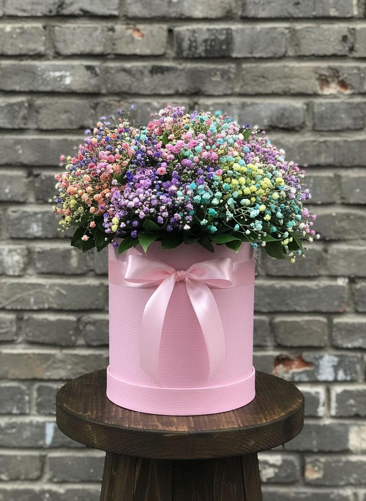 Цветочная композиция из Гипсофила и Розы в шляпной коробке в Кондинское