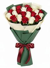 Букет Микс из красных и белых роз в Кондинское