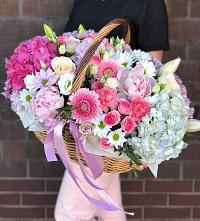 Композиция солнечный день в Кондинское Цветочная композиция из Розы, Хризантемы, Пионы и Лизиантусы в корзине в Кондинское
