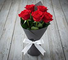Букет 5 Красных роз Эдлесс Лав в Кондинское