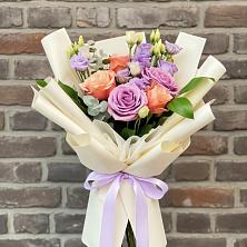 Букет цветов из:  Лизиантусы и Розы в Кондинское