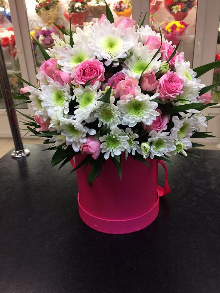 Цветочная композиция из Розы и Хризантемы в шляпной коробке в Кондинское