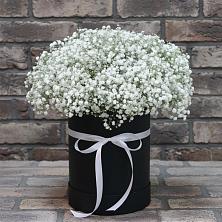 Цветочная композиция из Гипсофила в шляпной коробке в Кондинское