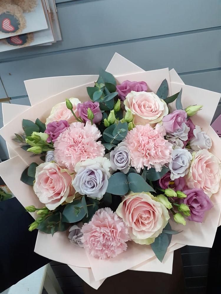 Букет цветов из: Розы, Гвоздики и Лизиантусы в Кондинское