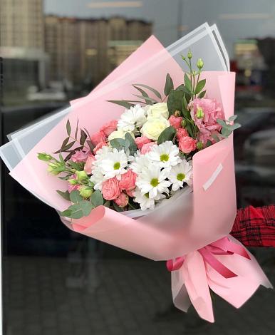Букет цветов из: Розы, Лизиантусы и Хризантемы в Кондинское